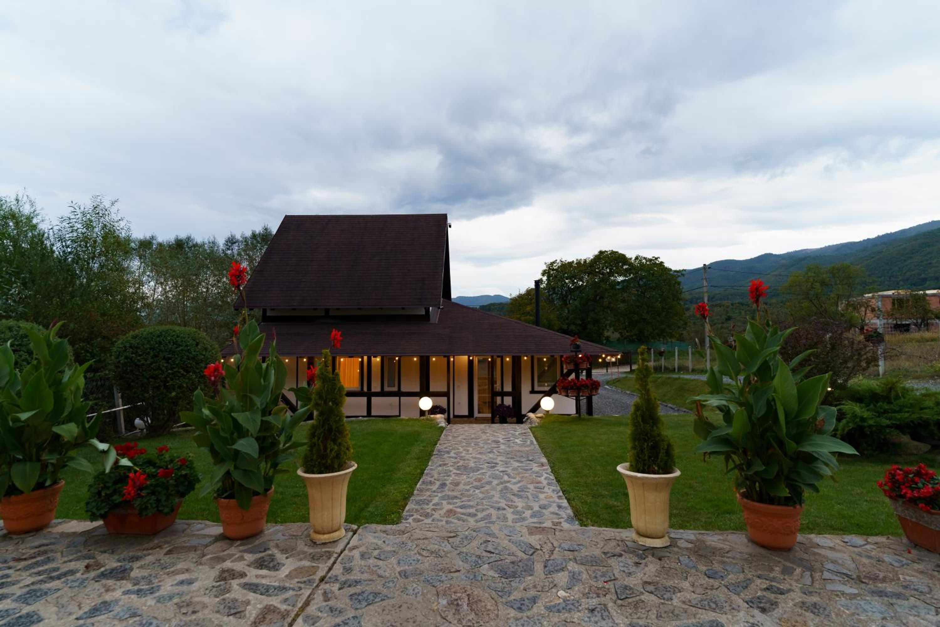 Balada dintre dealuri - Casa Soarelui si Casa Lunii view 2