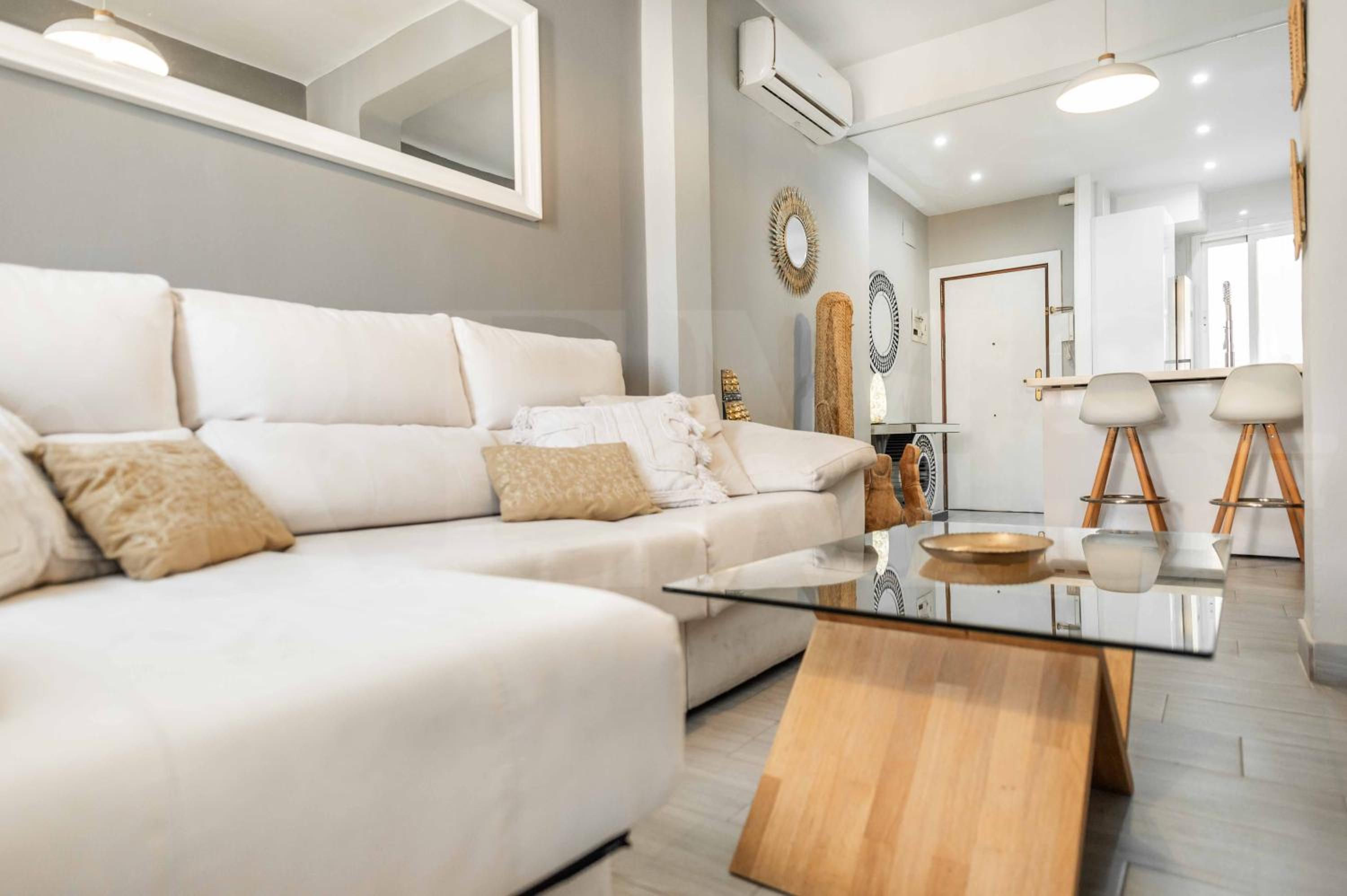 Boho apartment near center by REMS