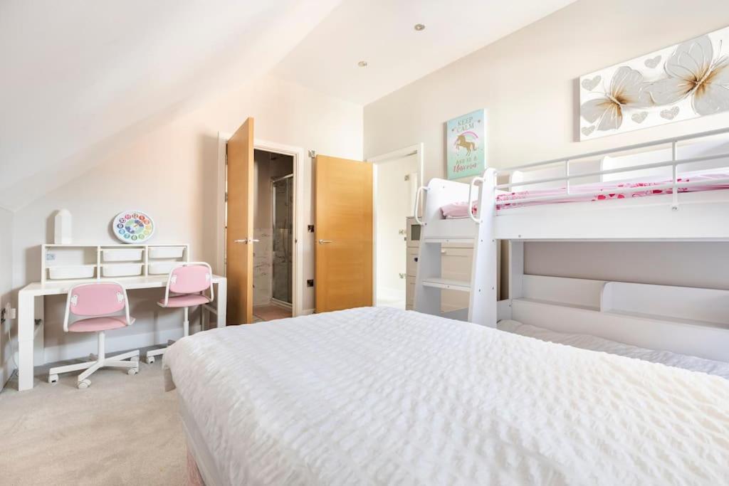 Contemporary 3 Bedroom Fully Detached Town House view 2