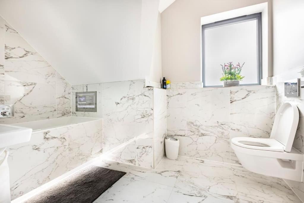 Contemporary 3 Bedroom Fully Detached Town House view 3