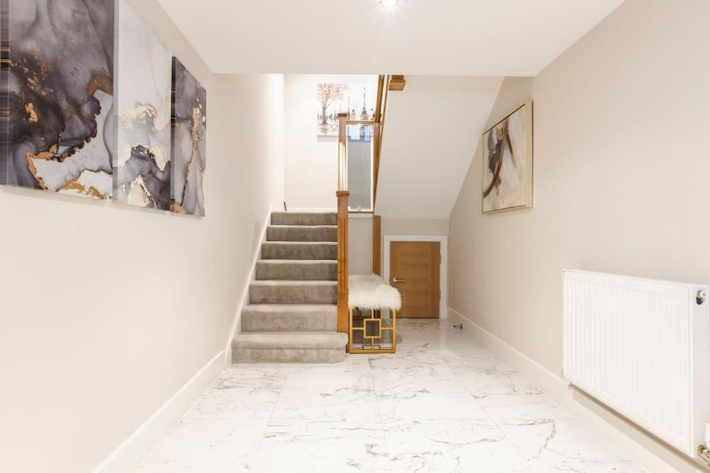 Contemporary 3 Bedroom Fully Detached Town House view 4
