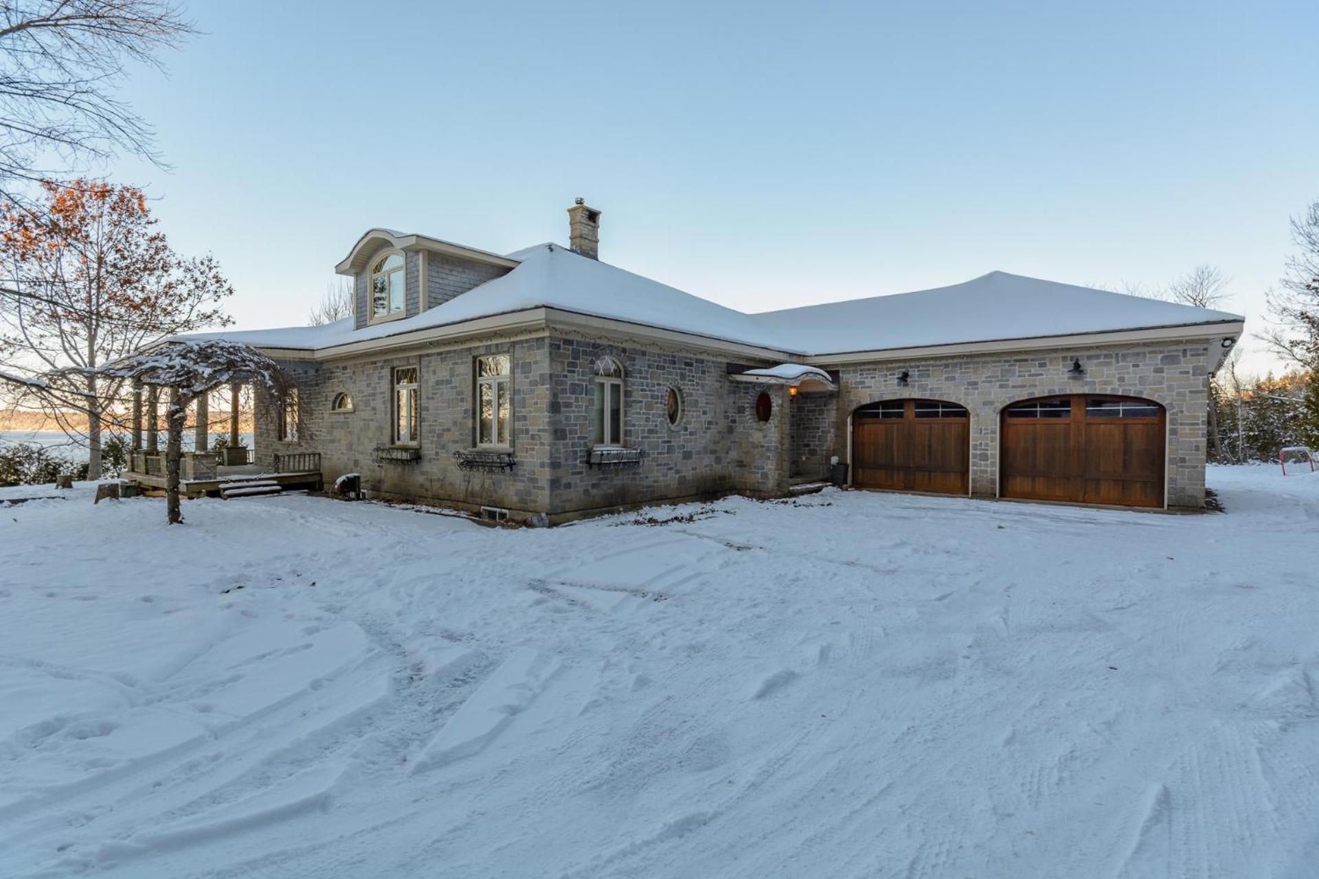 Lux Waterfront Private 4bd home