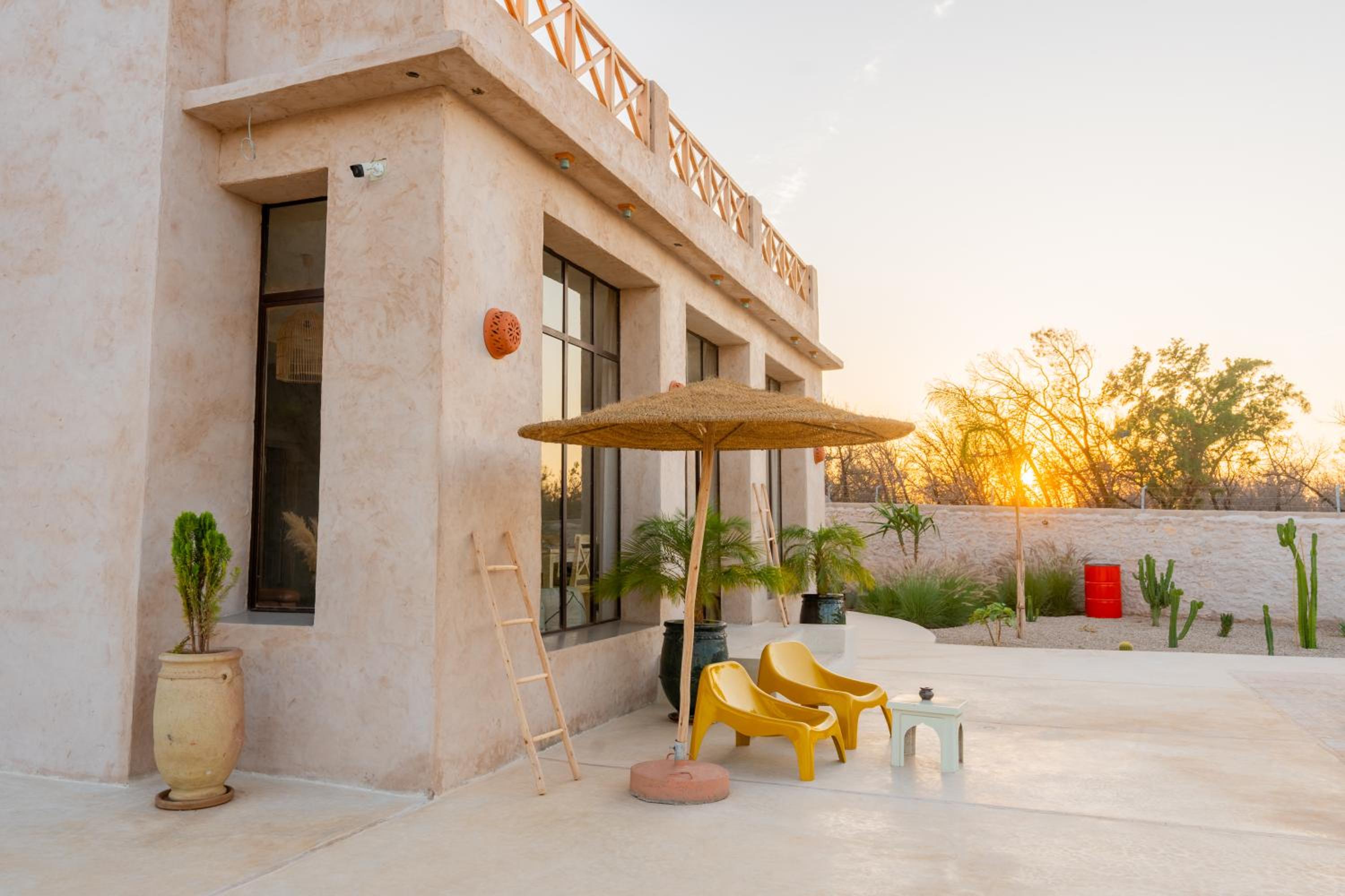 Villa de charme avec piscine chauffée et services view 3