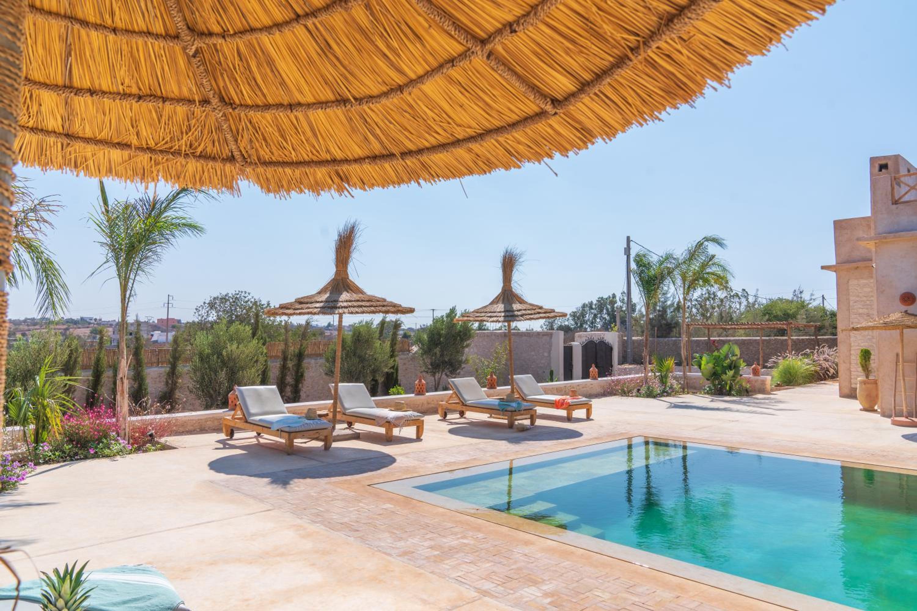 Villa de charme avec piscine chauffée et services view 4