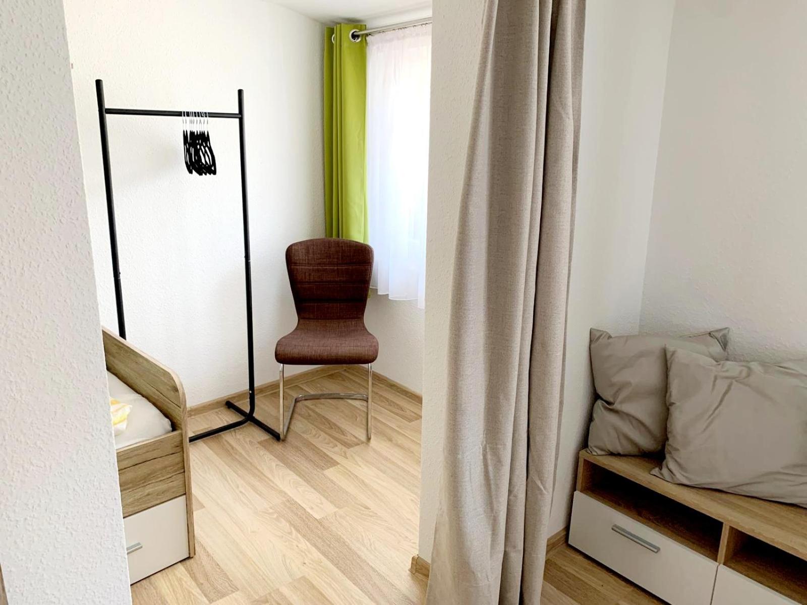 Moderne Ferienwohnung,Sauna im Haus, Parkplatz Hunde willkommen, nahe Schloss, Waldeisenbahn, Hermansbad, UNESCO Geopark, nahe polnischer Markt, Top Lage f