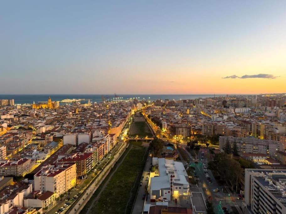 Malaga Skyline Suite with Pool - Floor 26 - Free Parking