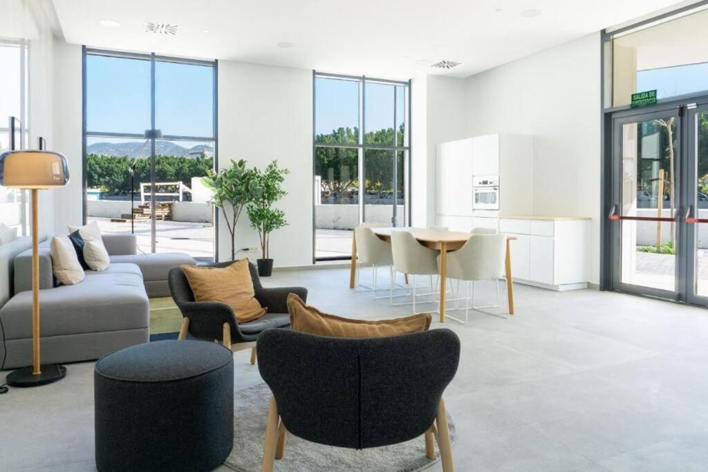 Malaga Skyline Suite with Pool - Floor 26 - Free Parking
