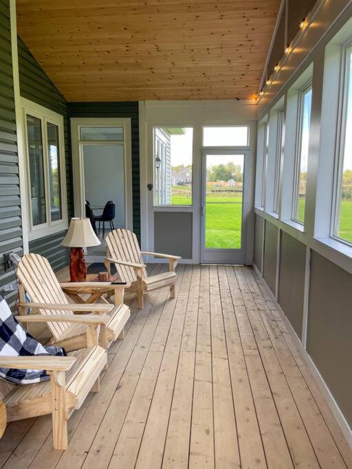 Spacious 3 Bdrm Retreat, Muskoka Room & Fireplace