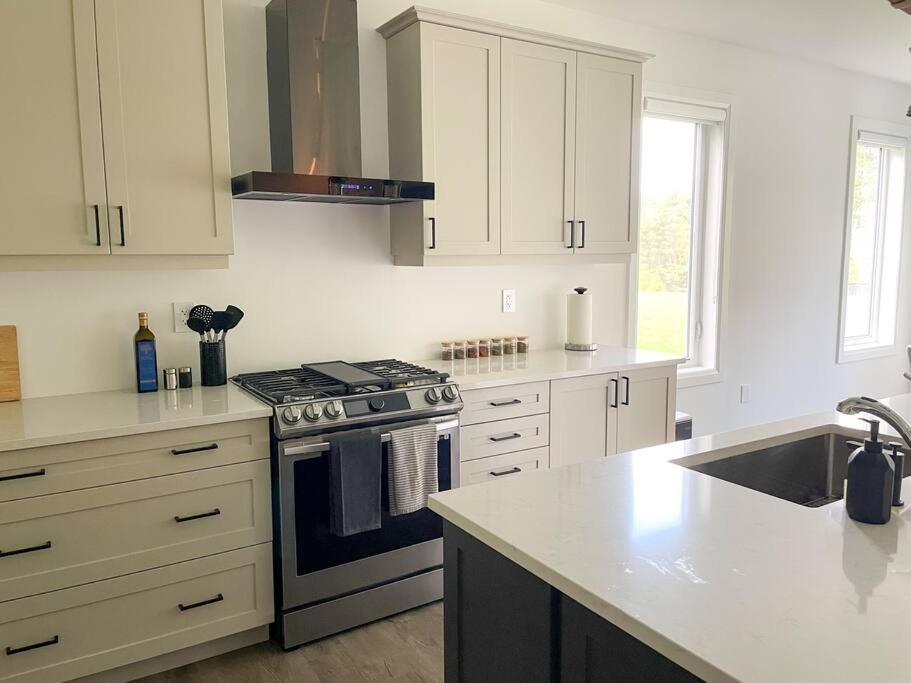 Spacious 3 Bdrm Retreat, Muskoka Room & Fireplace
