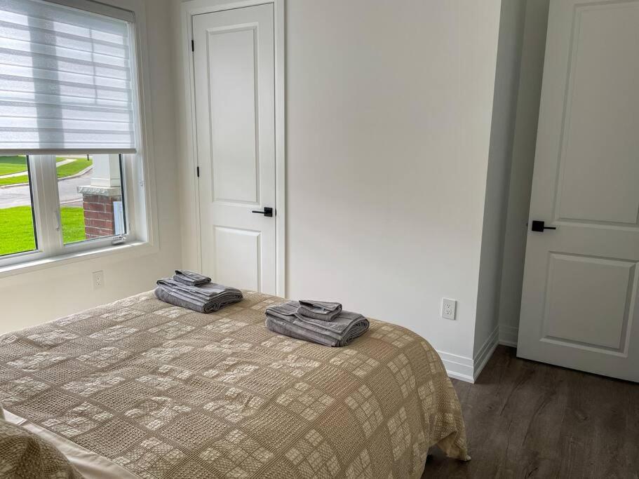 Spacious 3 Bdrm Retreat, Muskoka Room & Fireplace