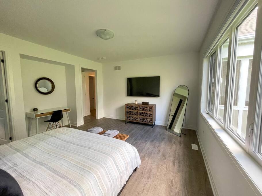 Spacious 3 Bdrm Retreat, Muskoka Room & Fireplace
