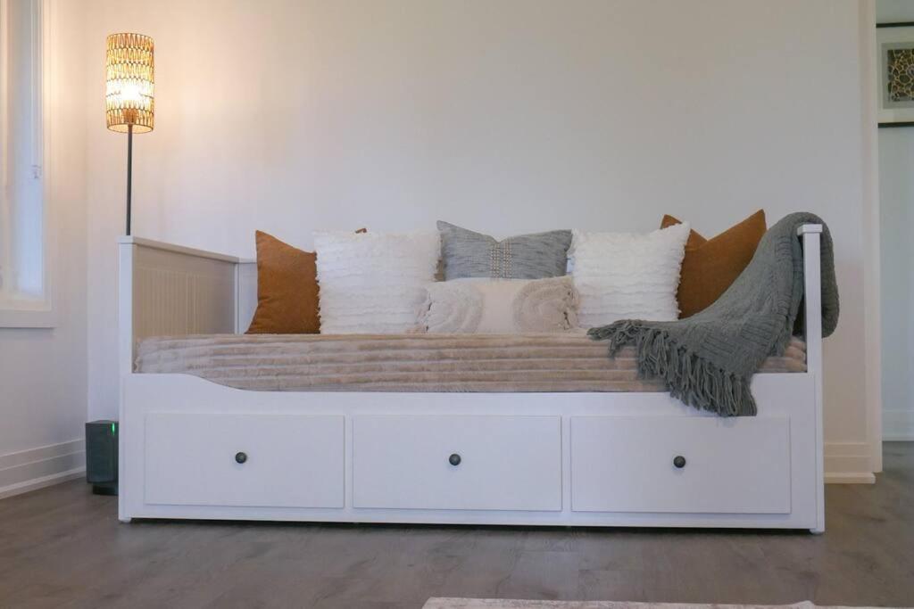 Spacious 3 Bdrm Retreat, Muskoka Room & Fireplace