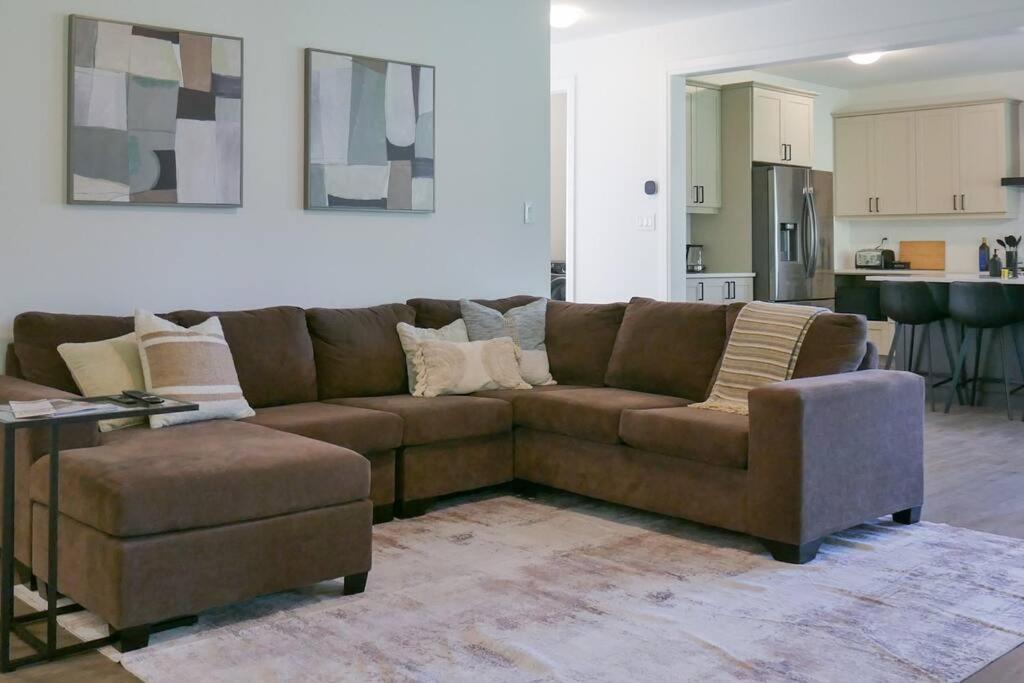 Spacious 3 Bdrm Retreat, Muskoka Room & Fireplace