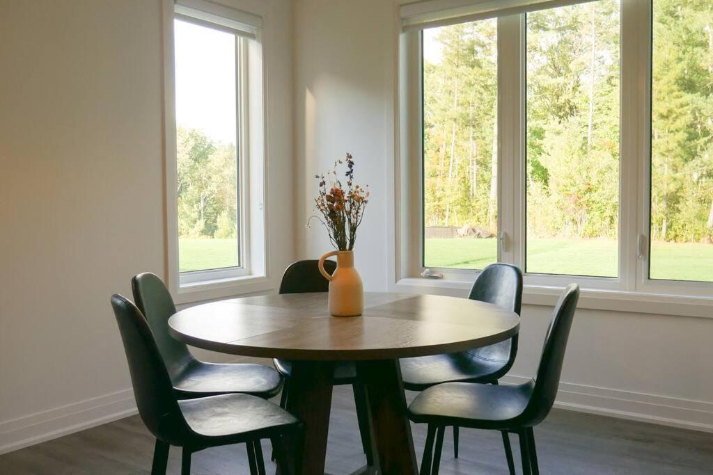 Spacious 3 Bdrm Retreat, Muskoka Room & Fireplace