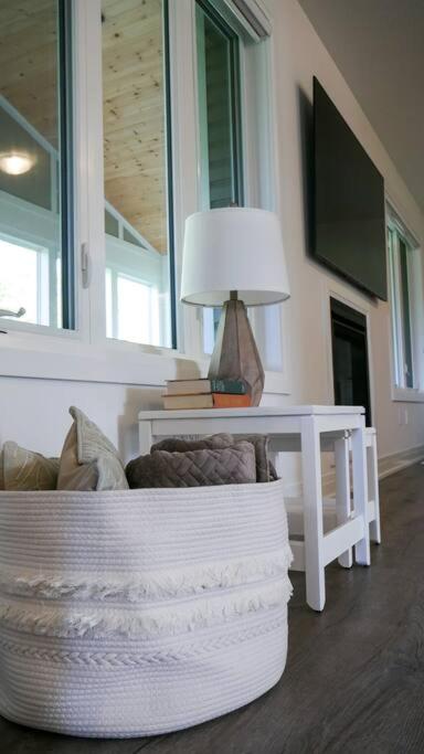 Spacious 3 Bdrm Retreat, Muskoka Room & Fireplace