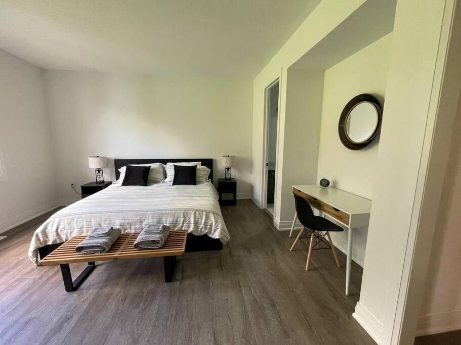 Spacious 3 Bdrm Retreat, Muskoka Room & Fireplace