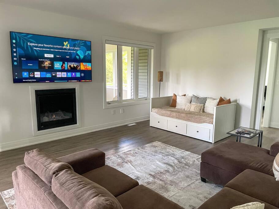 Spacious 3 Bdrm Retreat, Muskoka Room & Fireplace