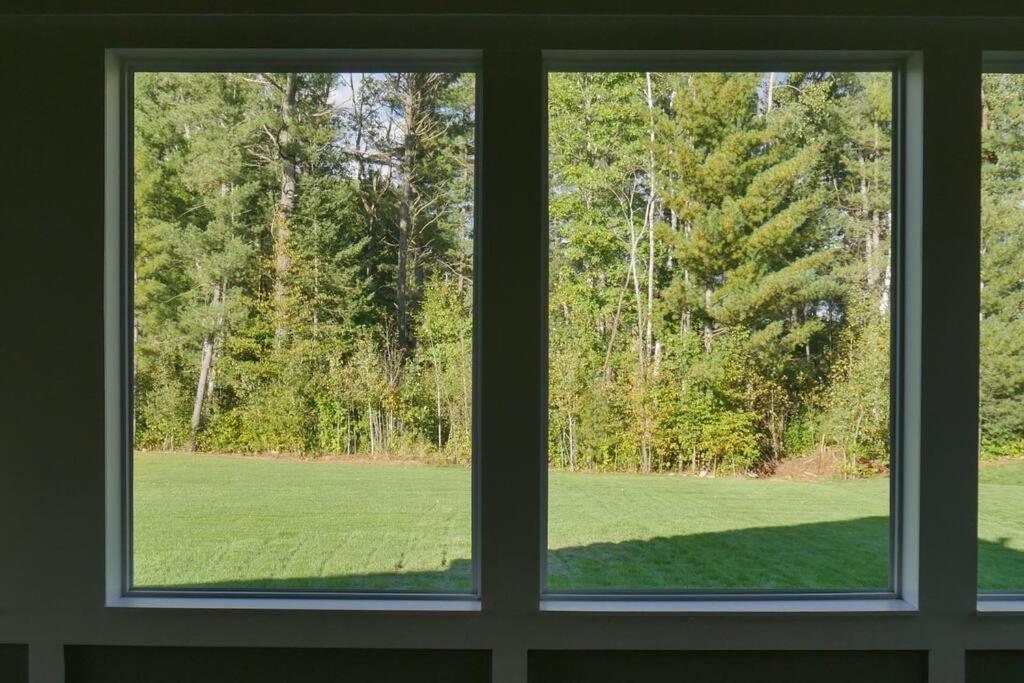 Spacious 3 Bdrm Retreat, Muskoka Room & Fireplace