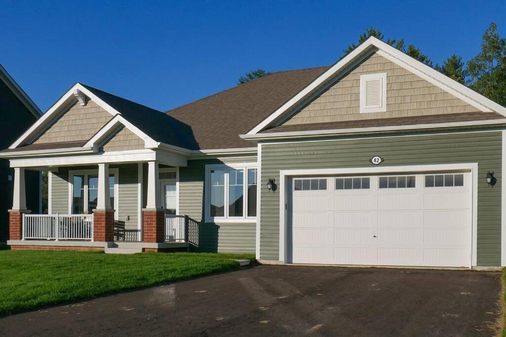 Spacious 3 Bdrm Retreat, Muskoka Room & Fireplace