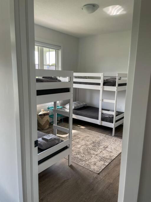 Spacious 3 Bdrm Retreat, Muskoka Room & Fireplace
