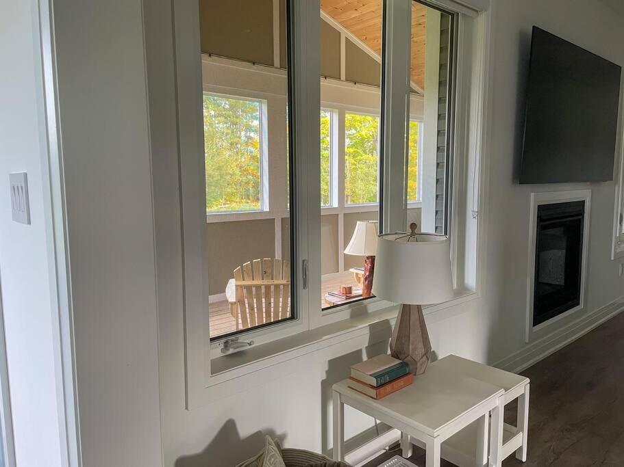Spacious 3 Bdrm Retreat, Muskoka Room & Fireplace