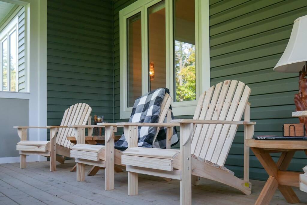 Spacious 3 Bdrm Retreat, Muskoka Room & Fireplace