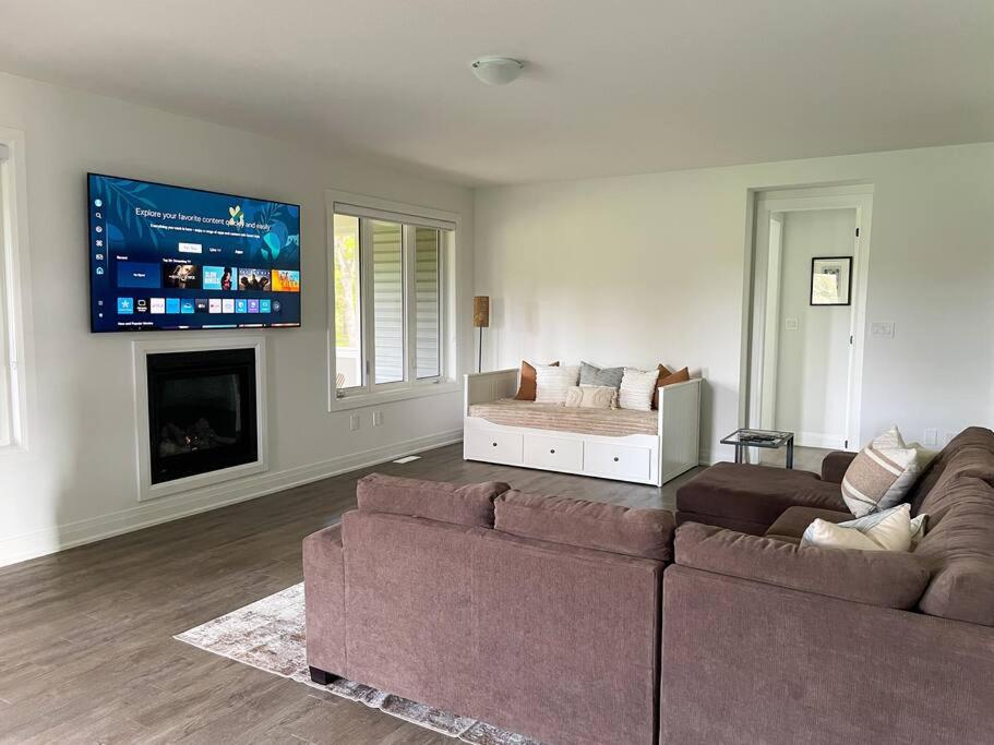 Spacious 3 Bdrm Retreat, Muskoka Room & Fireplace