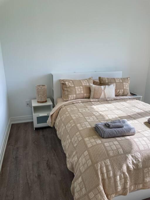 Spacious 3 Bdrm Retreat, Muskoka Room & Fireplace