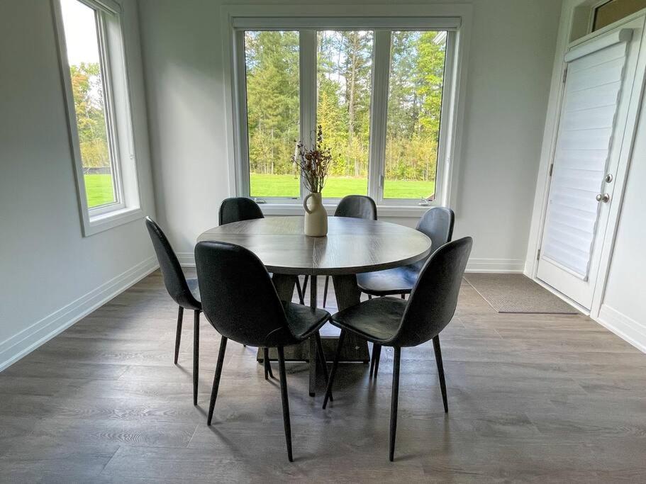 Spacious 3 Bdrm Retreat, Muskoka Room & Fireplace