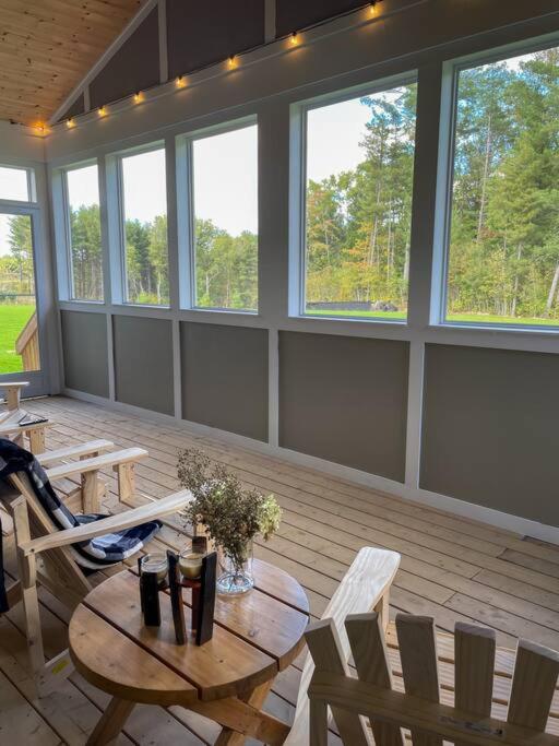 Spacious 3 Bdrm Retreat, Muskoka Room & Fireplace