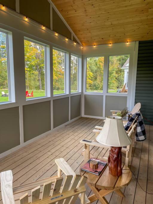 Spacious 3 Bdrm Retreat, Muskoka Room & Fireplace