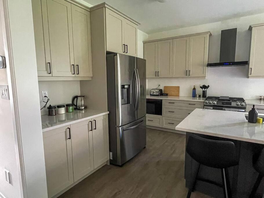 Spacious 3 Bdrm Retreat, Muskoka Room & Fireplace