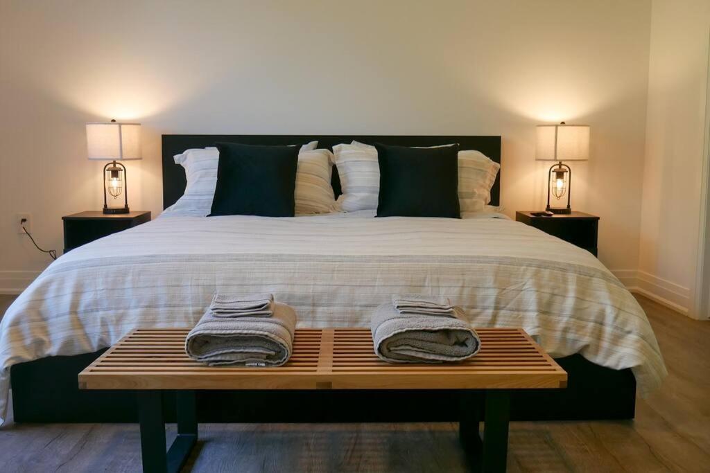 Spacious 3 Bdrm Retreat, Muskoka Room & Fireplace