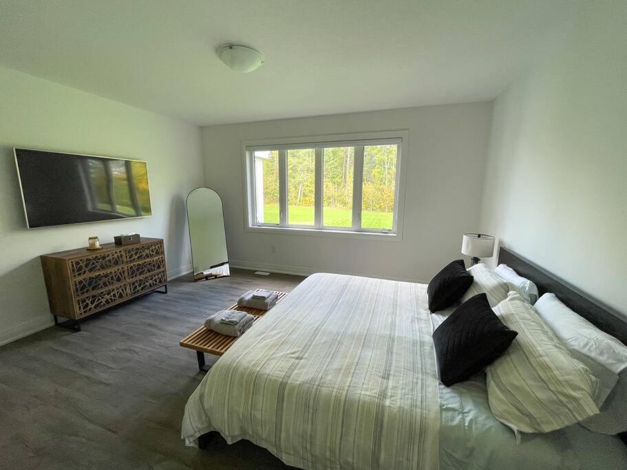 Spacious 3 Bdrm Retreat, Muskoka Room & Fireplace