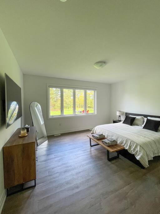 Spacious 3 Bdrm Retreat, Muskoka Room & Fireplace