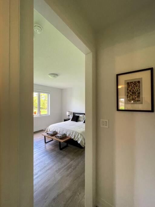 Spacious 3 Bdrm Retreat, Muskoka Room & Fireplace
