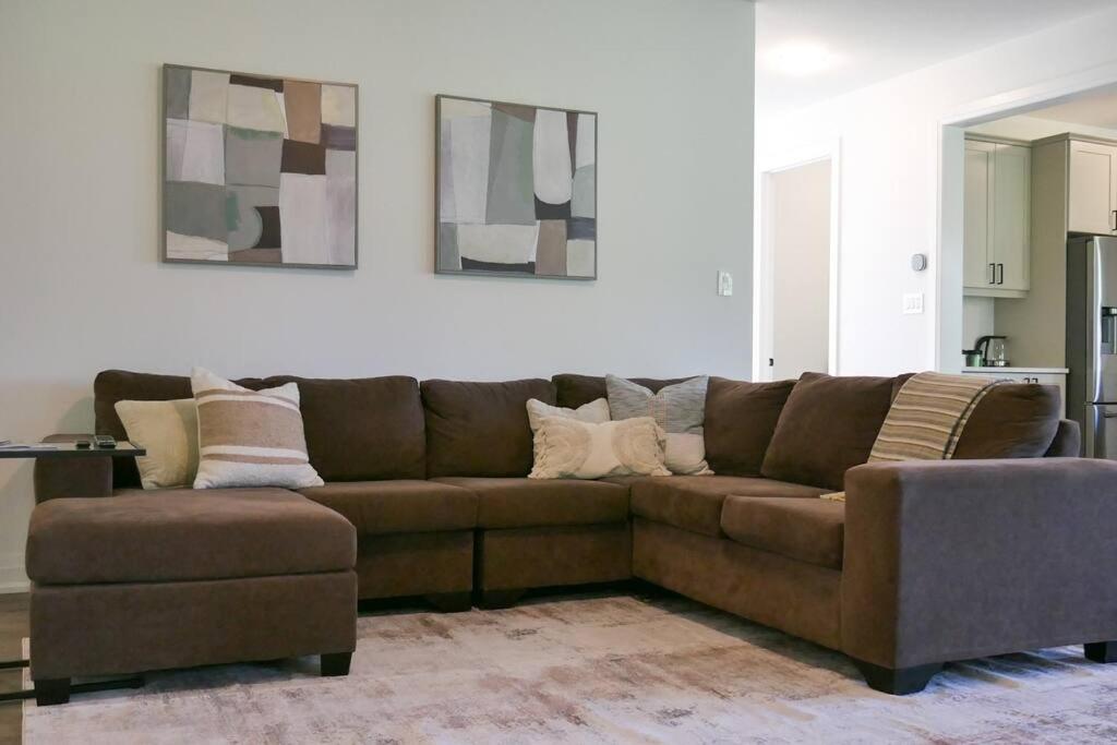 Spacious 3 Bdrm Retreat, Muskoka Room & Fireplace
