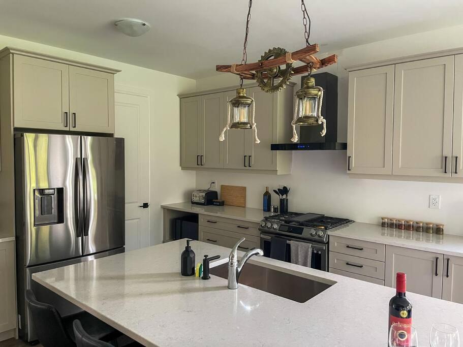 Spacious 3 Bdrm Retreat, Muskoka Room & Fireplace