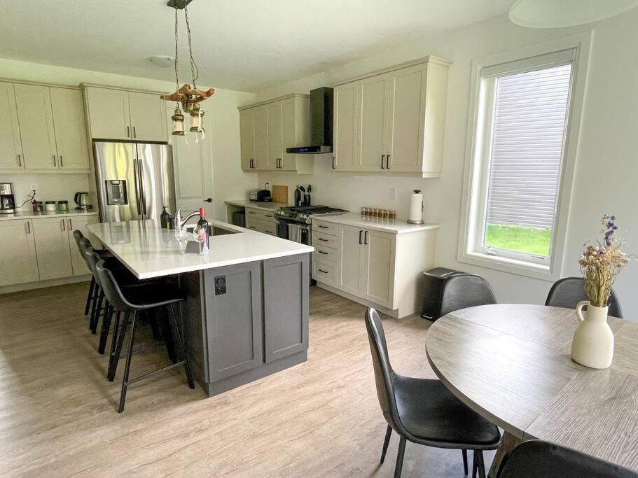 Spacious 3 Bdrm Retreat, Muskoka Room & Fireplace