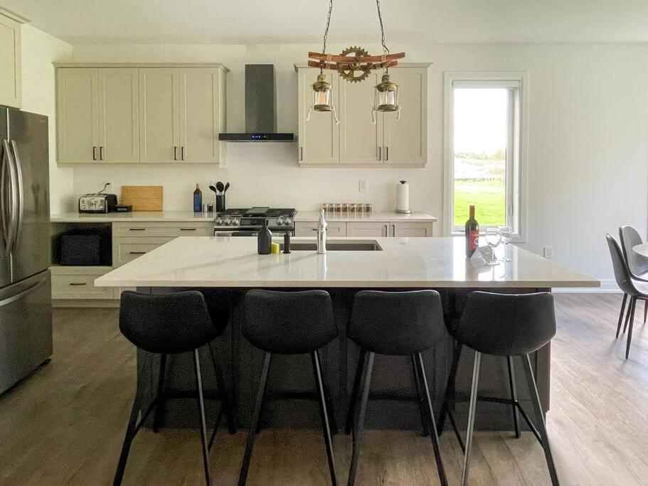 Spacious 3 Bdrm Retreat, Muskoka Room & Fireplace