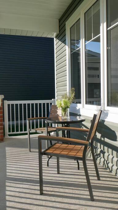 Spacious 3 Bdrm Retreat, Muskoka Room & Fireplace