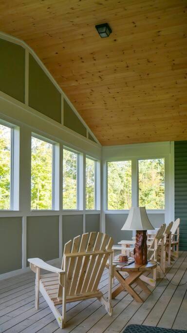 Spacious 3 Bdrm Retreat, Muskoka Room & Fireplace