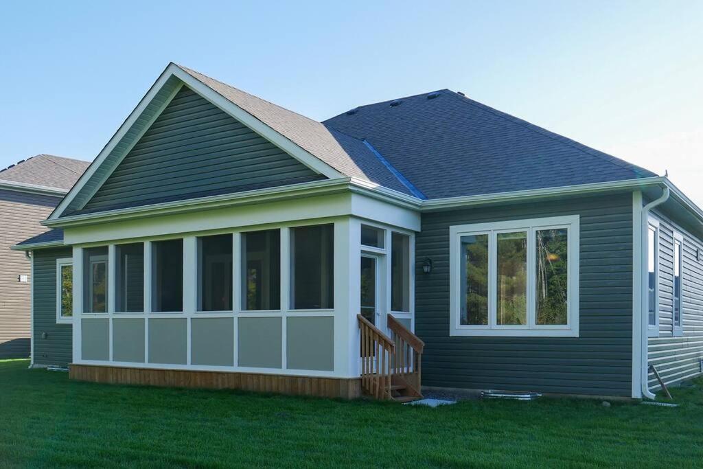 Spacious 3 Bdrm Retreat, Muskoka Room & Fireplace