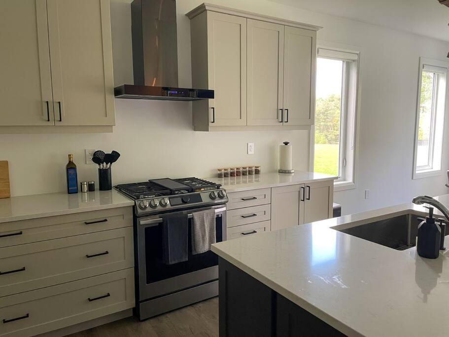 Spacious 3 Bdrm Retreat, Muskoka Room & Fireplace