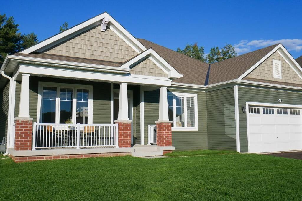 Spacious 3 Bdrm Retreat, Muskoka Room & Fireplace