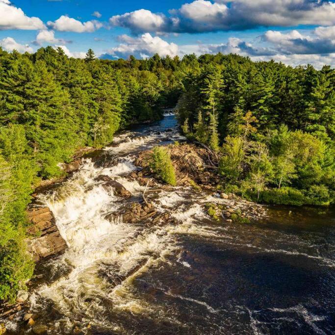 Spacious 3 Bdrm Retreat, Muskoka Room & Fireplace