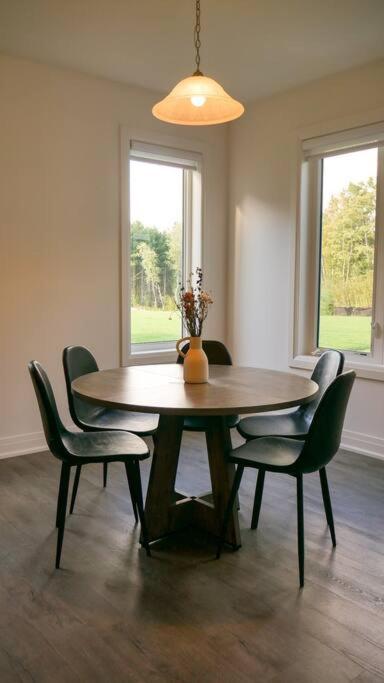 Spacious 3 Bdrm Retreat, Muskoka Room & Fireplace