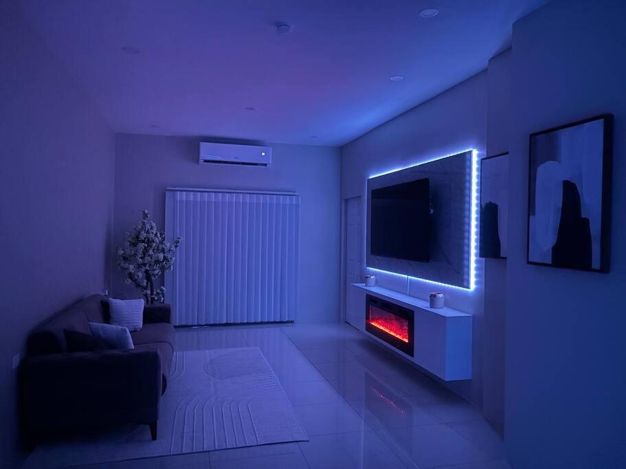 Lux Casa TT- Stylish 2 bedroom condo with pool view 3