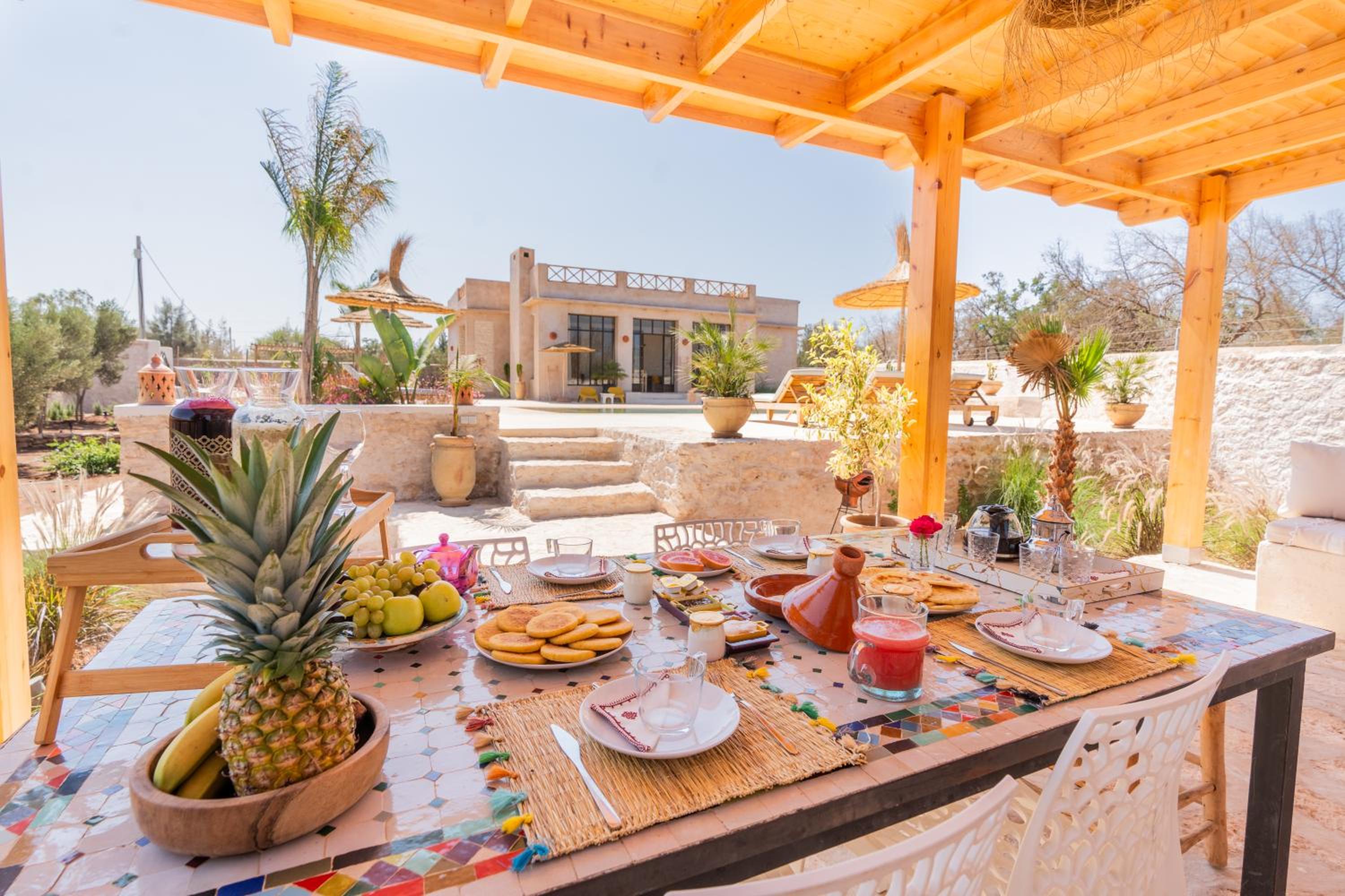 Villa de charme avec piscine chauffée et services view 5
