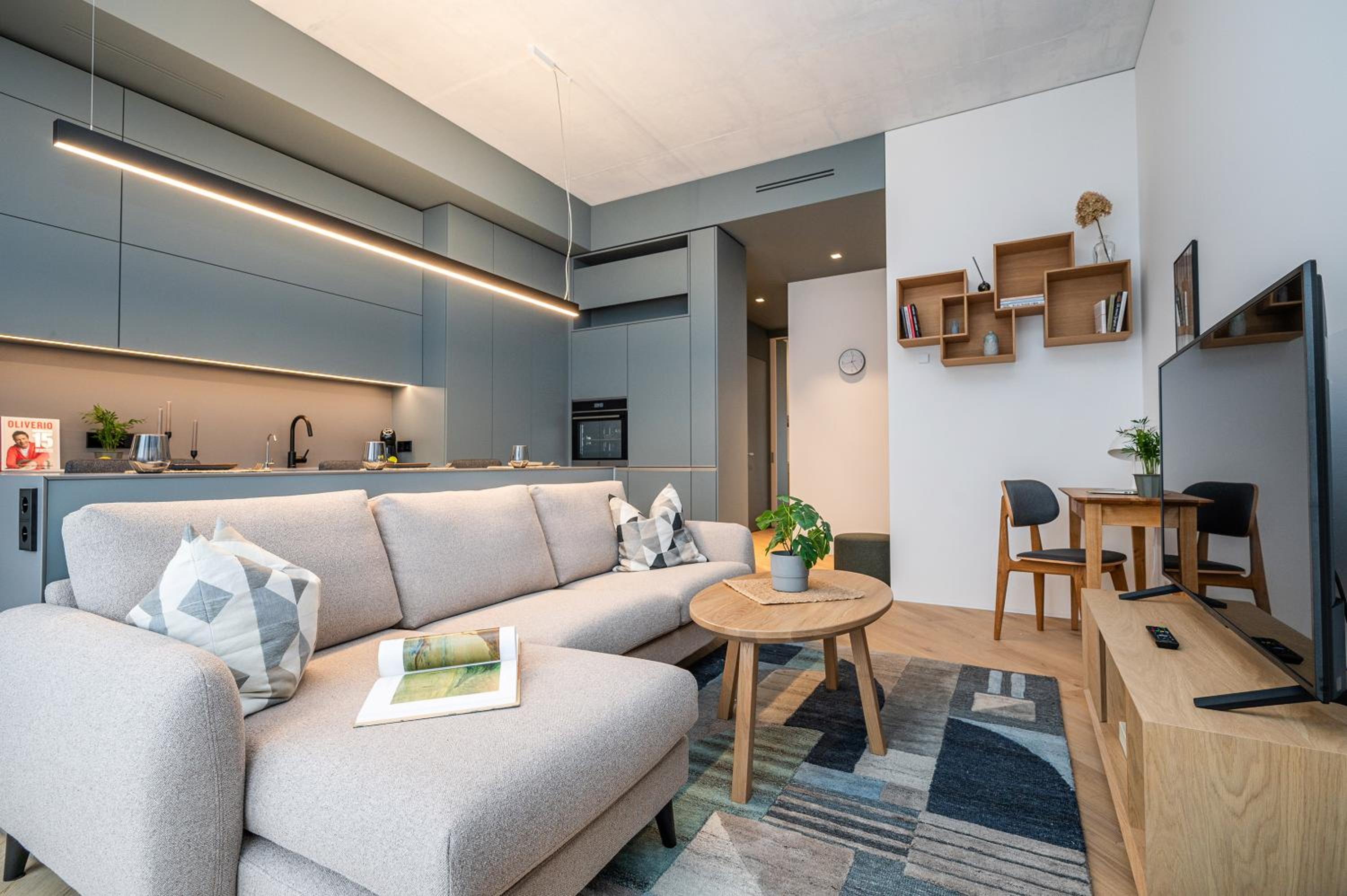 ᴄᴏʜᴏsᴛ I garage parking included, spacious, lovely apt w-balcony at Paupys view 3